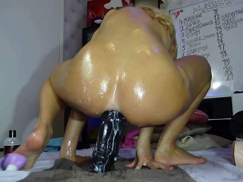 Kitty girl Siswet19 again insertion rubber gnome and ball in her ruined anus hole