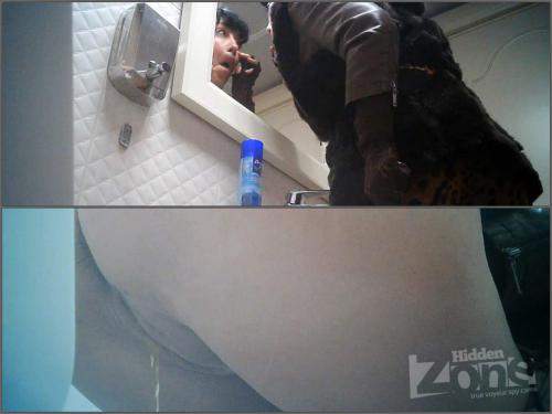 Russian big ass tattooed MILF peeing voyeur