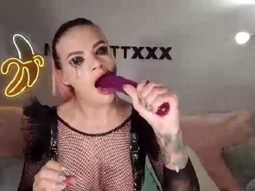 Webcam girl NicoletteXXX gagging during rough deepthroat fucked
