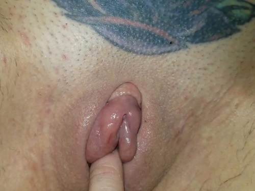 Rubbing big wifes’ clit after pussy pump