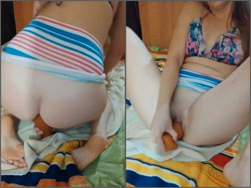 Russian amateur pornstar Juliana kiss self penetration huge dildo inside