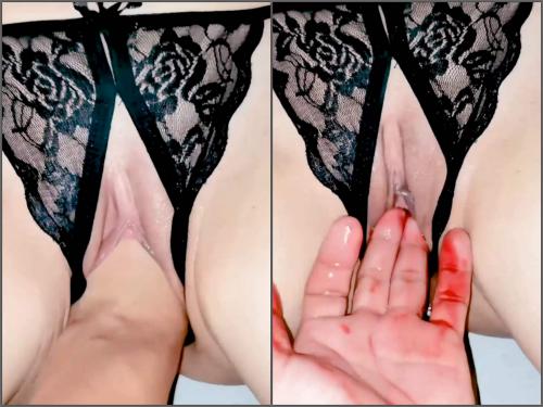 Philippine pornstar PinayQuickie69 enjoy bloody vaginal sex