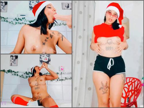 Tattooed camgirl LeahLovett Sloppy Blowjob for Christmas